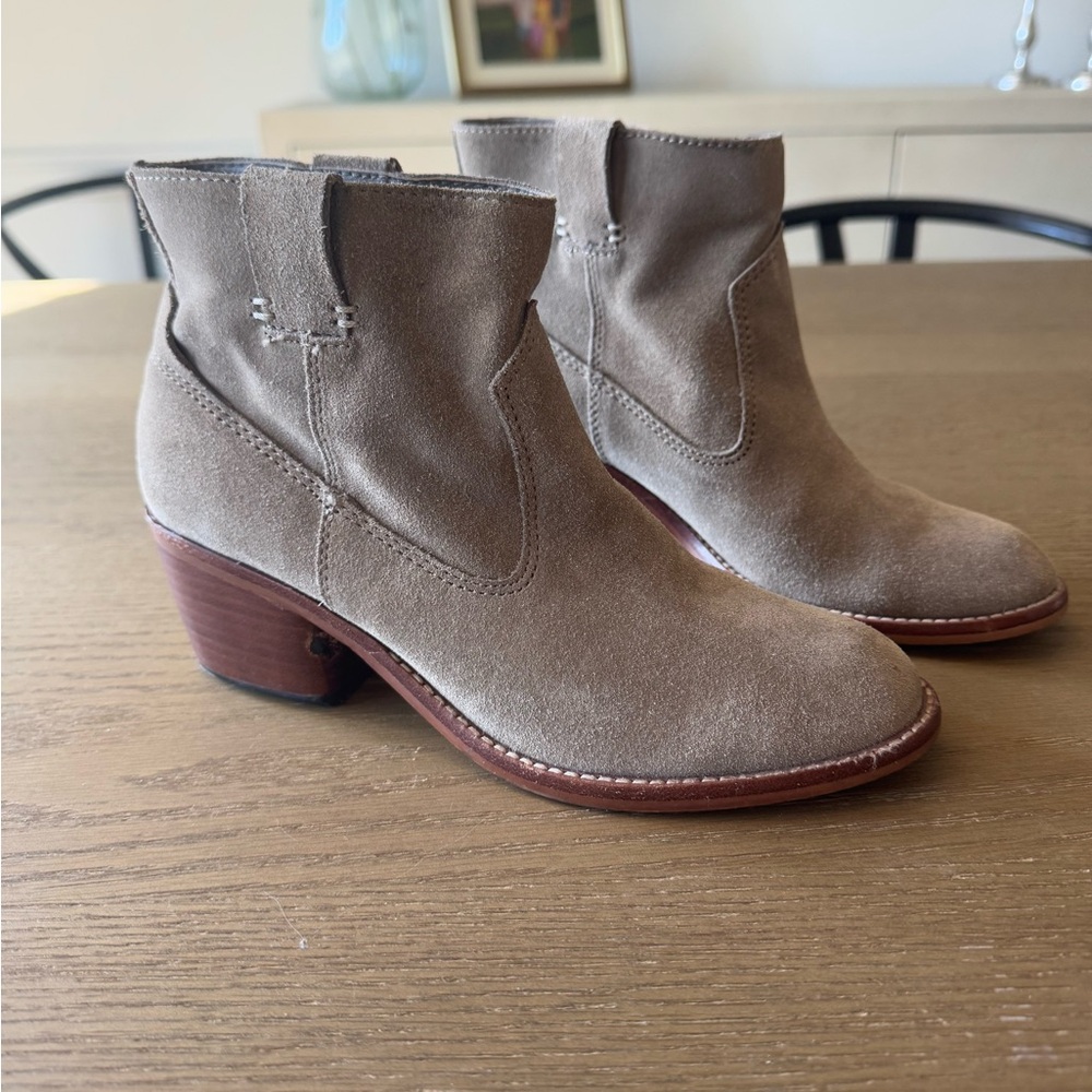 Dolce Vita Booties
Tan suede size 7